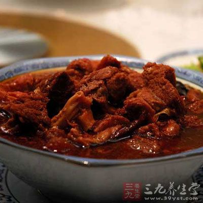 炖制牛肉時要最後放鹽，否則牛肉會收縮不以熟，且口感發硬
