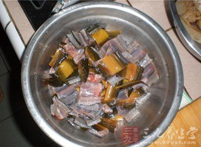 先把經過處理後的鳝魚切成一段一段的 先把經過處理後的鳝魚切成一段一段的