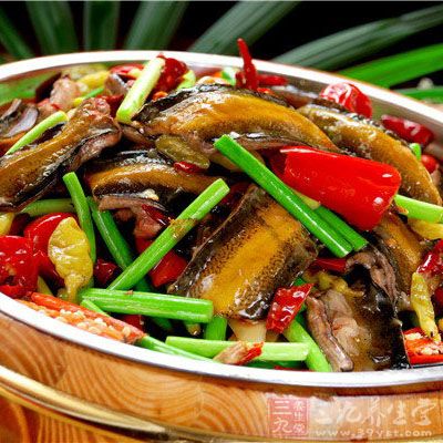當鍋內的湯燒干的時候,再加入蔥姜等調味料 當鍋內的湯燒干的時候,再加入蔥姜等調味料