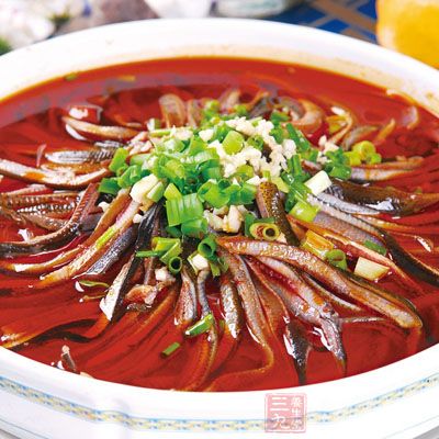 轉小火燒至鳝魚和粉絲成熟入味 轉小火燒至鳝魚和粉絲成熟入味