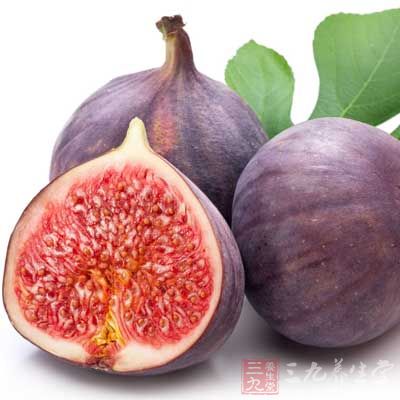 放入清洗干淨的紅棗和無花果 放入清洗干淨的紅棗和無花果