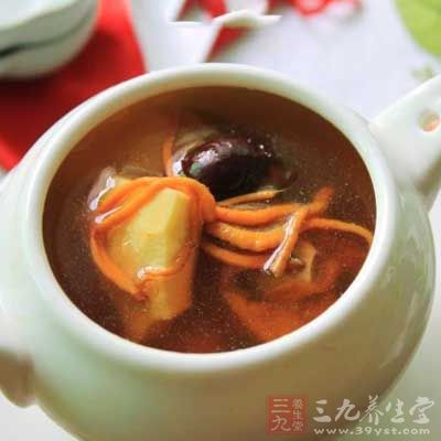 本品功效：蟲草花椰子老雞湯能夠起到軟化血管