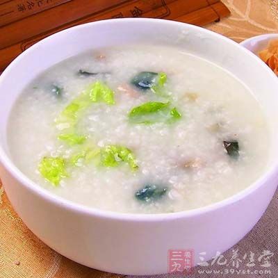 大米和小米混合淘洗干淨