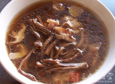 茶樹菇老鴨湯營養豐富，清肺解熱