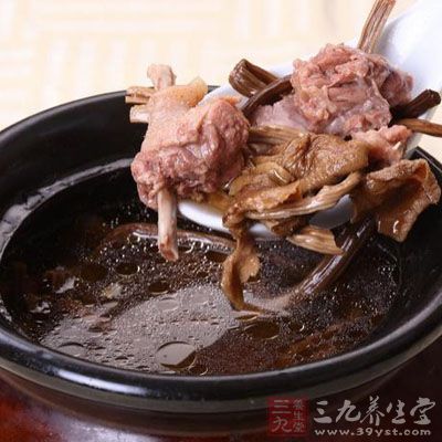 放入洗好的茶樹菇，電壓力鍋壓上20分鐘