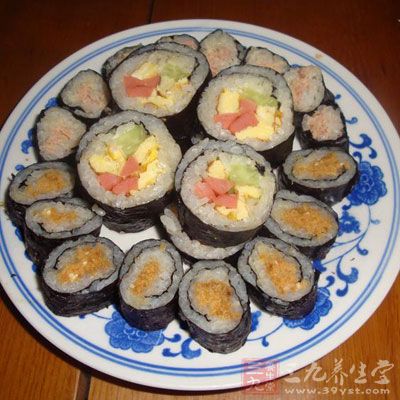 將壽司醋以1：10的比例調入煮好的米飯中