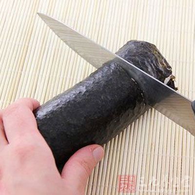 切的時候，用壽司簾卷著，只露出要切的部分，然後用刀切，會更容易切