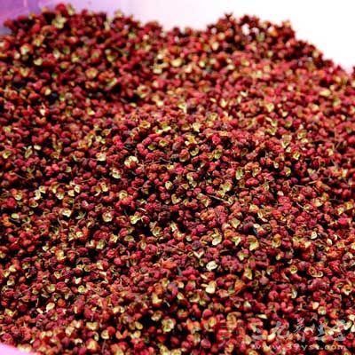 鍋內倒油燒熱,放入花椒炒出香味後撈出不要 鍋內倒油燒熱,放入花椒炒出香味後撈出不要