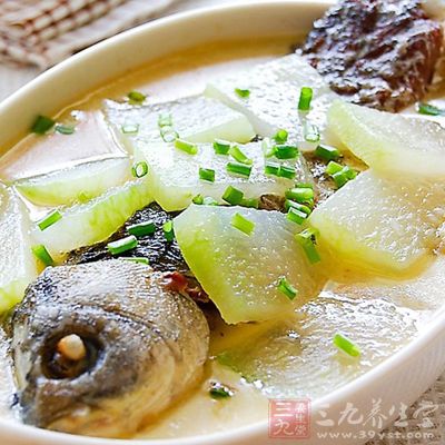 鍋燒熱後加油，放進鯉魚，兩面稍煎