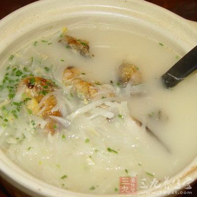 鍋中注入上湯，煮沸，下桂花魚片、火腿絲，煮沸