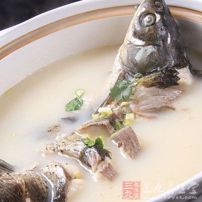 鍋中加入清湯，放入冬筍、雪菜、肉片、黃魚和佐料