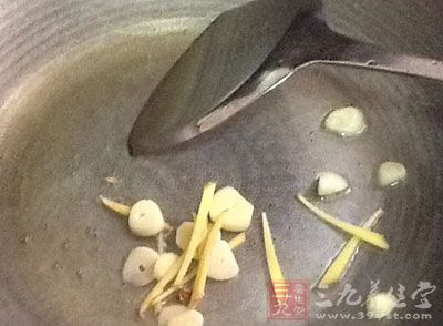 將鍋燒熱後倒油，再放入生姜