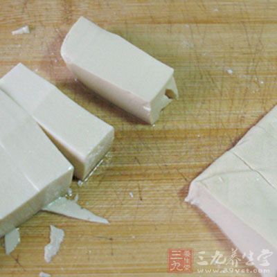 將豆腐切成大塊，香菜切段，生姜拍散