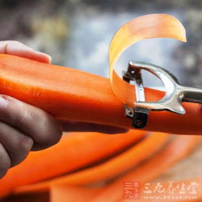 胡蘿卜洗淨削去外皮 胡蘿卜洗淨削去外皮