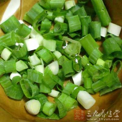 把鹽、蔥花加入磨好的漿裡面