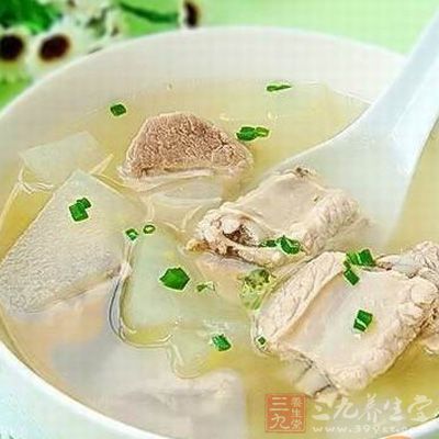 將排骨洗淨，剁成四厘米長，三厘米寬的段