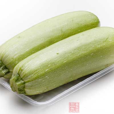 上面的東西煮1，2分鐘放入西葫蘆