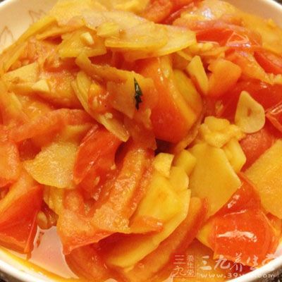 將西紅柿炒土豆片土豆放入鍋中，和西紅柿一起炒