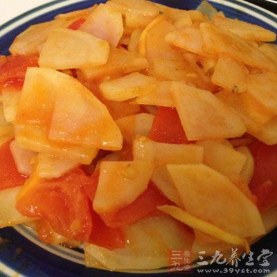 將炸好的土豆片撈出，瀝去油