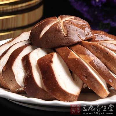 雞腿洗淨剁小塊,汆燙後撈出,香菇泡軟 雞腿洗淨剁小塊,汆燙後撈出,香菇泡軟