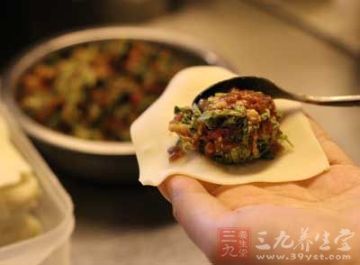 取一張馄饨皮平放於掌心 取一張馄饨皮平放於掌心