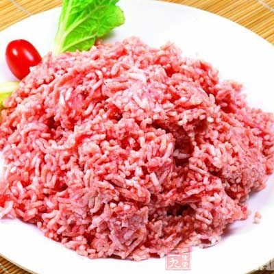 用筷子夾取適量的肉餡放在馄饨皮的中央 用筷子夾取適量的肉餡放在馄饨皮的中央