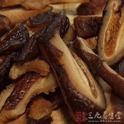 香菇提前半個小時泡發，將泡發好的香菇切成絲