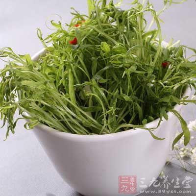 將豆苗放入高湯中煮開,加鹽調味後盛入碗內 將豆苗放入高湯中煮開,加鹽調味後盛入碗內