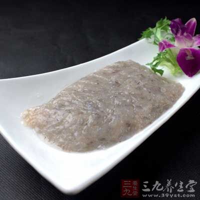 魚末、蝦泥與豬肉餡再剁細 魚末、蝦泥與豬肉餡再剁細