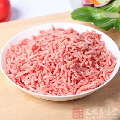 豬肉餡再剁細,連同調味料一起加入切碎的大白菜中調勻成餡料 豬肉餡再剁細,連同調味料一起加入切碎的大白菜中調勻成餡料