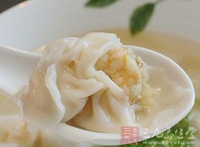 將高湯煮開後,將所有調味料後加入湯中備用 將高湯煮開後,將所有調味料後加入湯中備用