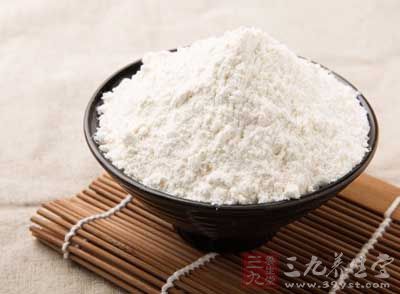 面粉澆上開水,用筷子攪勻 面粉澆上開水,用筷子攪勻