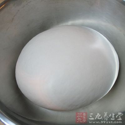首先要像蒸饅頭,包子一樣發好面 首先要像蒸饅頭,包子一樣發好面