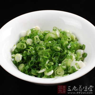 把面皮包裹蔥花從一端卷向另一端 把面皮包裹蔥花從一端卷向另一端