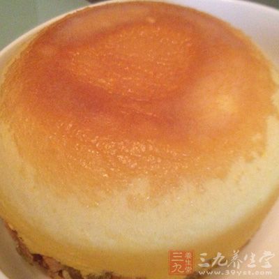 將放有蛋黃的碗裡加兩勺白糖,加三勺冒尖的面粉 將放有蛋黃的碗裡加兩勺白糖,加三勺冒尖的面粉