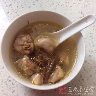 光雞放入滾開水中，高火3分鐘，取出洗淨