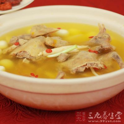 老母雞1000g，人參150g，油適量