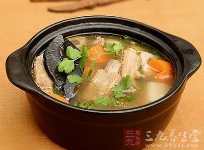高壓鍋炖排骨是一款家常湯品