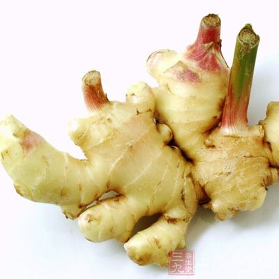 生姜的提取物能刺激胃粘膜，引起血管運動中樞及交感神經的反射性興奮