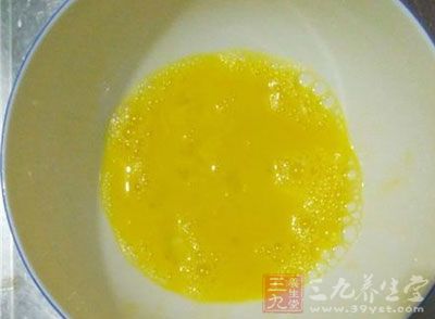 將雞蛋打入碗中，攪拌均勻