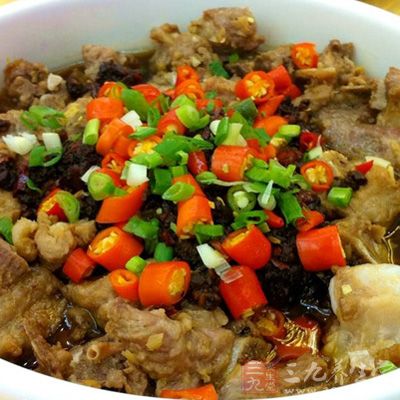 豬小排洗淨切小塊，豆豉泡熱水再碾碎，大蒜垛成茸，紅辣椒切钭片