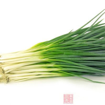 大蔥味辛，性微溫，具有發表通陽，解毒調味的作用