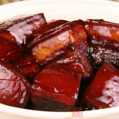 五花肉清洗干淨，放入鍋裡煮5成熟