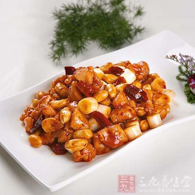 排骨炸至兩面微焦時，撈出控油