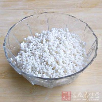 米洗淨，裝器皿中，用2杯水浸泡1小時