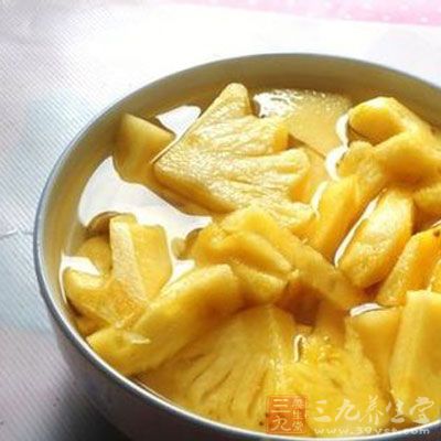 將泡過鹽水的菠蘿切長條備用