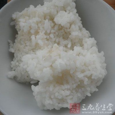 把飯取出，靜放3分鐘後，趁熱拌入白糖、醋