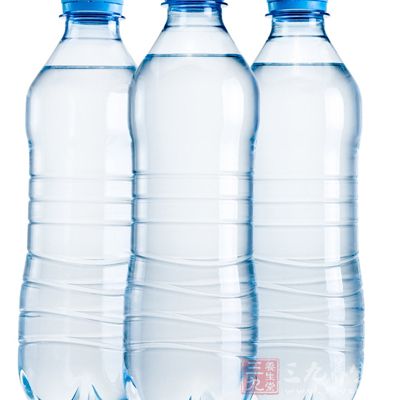 准備適量礦泉水或純淨水
