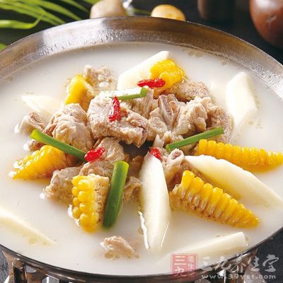 鍋內煮的排骨湯繼續燒開
