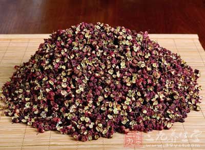 材料:新鮮牛肉,蔥,姜,川花椒,白胡椒,料酒 材料:新鮮牛肉,蔥,姜,川花椒,白胡椒,料酒